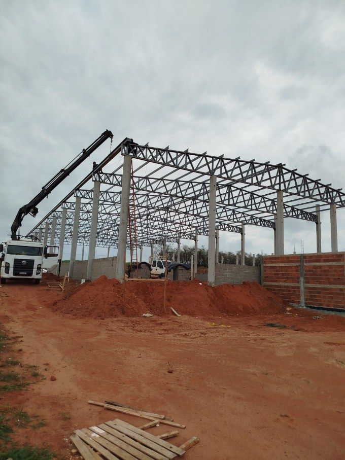 Montagem de estrutura metálica de cobertura
