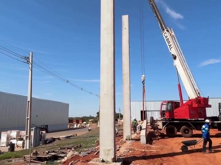 Içamento de pilar em concreto pré-fabricado em galpão industrial