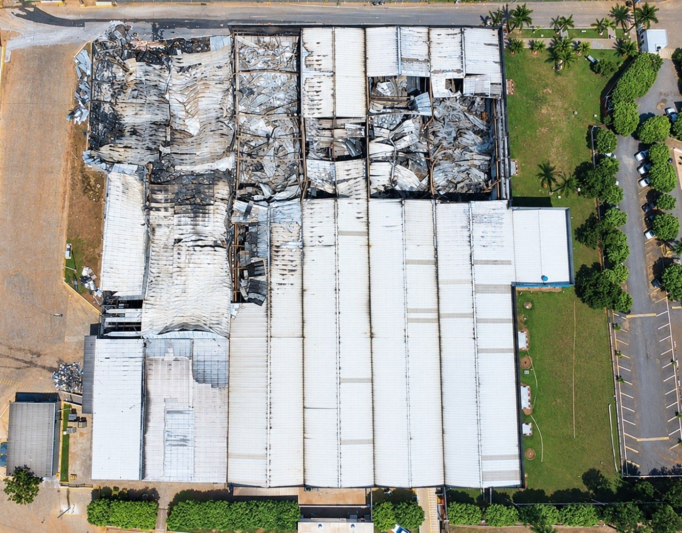 Vista aérea de galpão industrial após incêndio